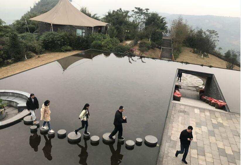 酒庄探访顺成和庄园：穿越花田酒地 酒香浸润心中