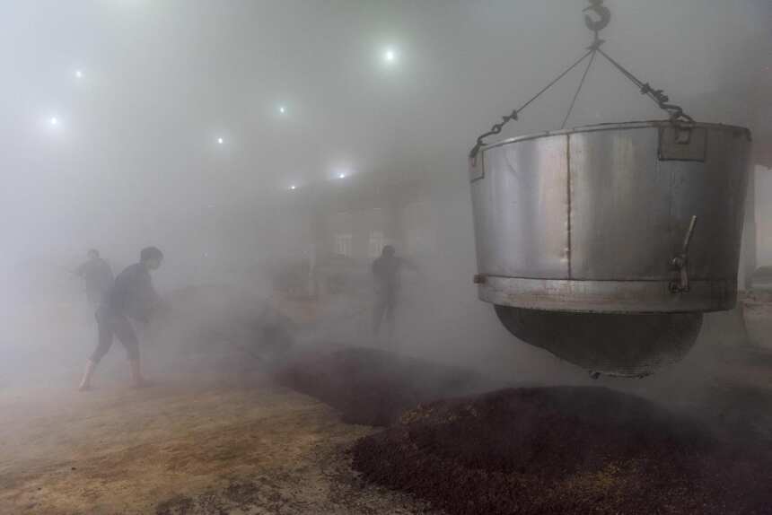 揭秘衡水老白干酒蒸馏，学习老白干的蒸馏操作，老师傅不愿透露