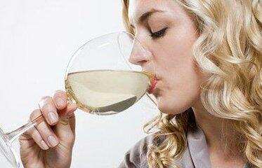 青梅酒的酿造方法：女性常饮青梅酒可改善皮肤光泽延缓衰老