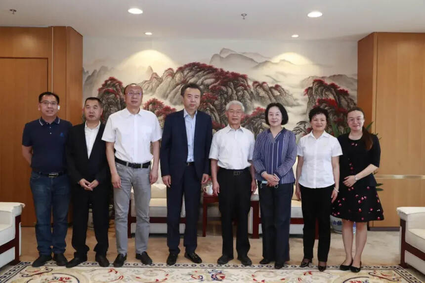 五粮液董事长李曙光率队拜访中国质量协会