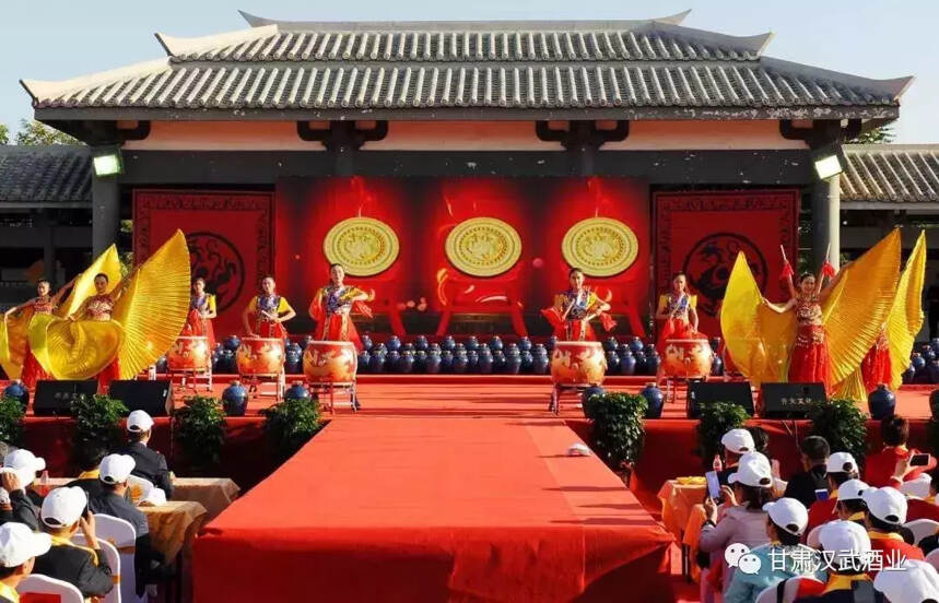中国·酒泉第二届酒文化艺术节暨汉武酒业龙马宝穴开坛大典举行