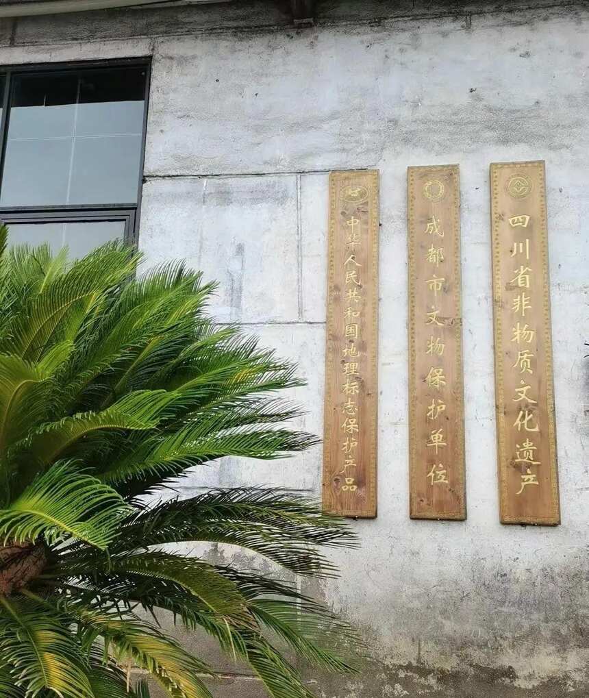 好酒全凭窖池老，凤锦桥酒每一滴都来自老窖池