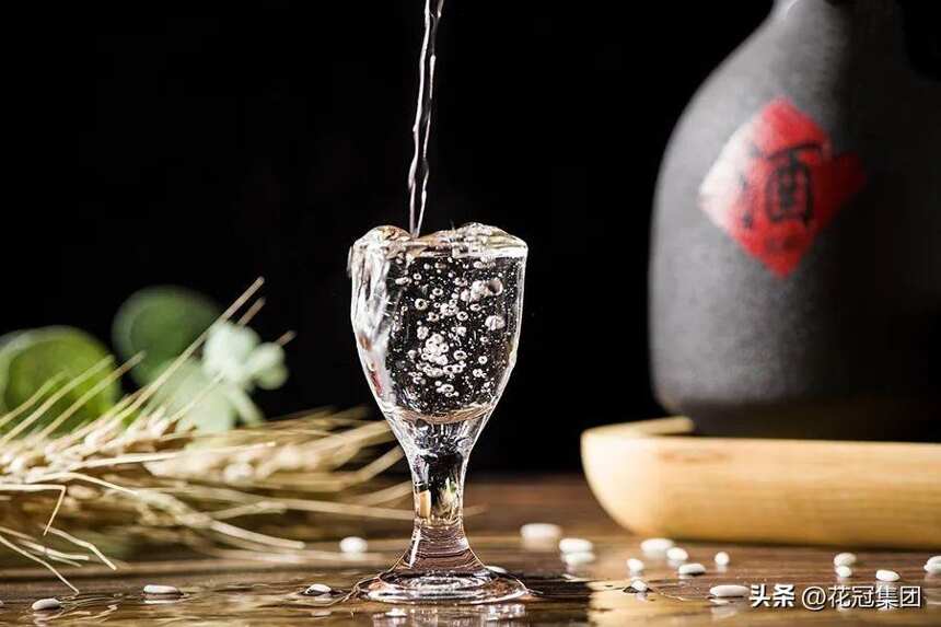 20年矢志储酒，花冠赢得行业和消费者对“年份老酒在花冠”的认同