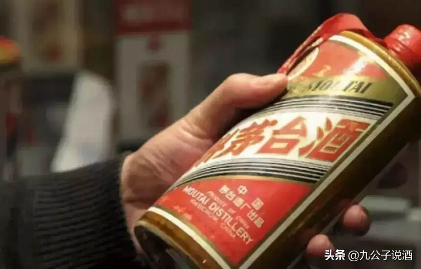 少有人知道的茅台酒瓶变化过程：三节瓶、乳玻瓶、酱瓶、纪念瓶