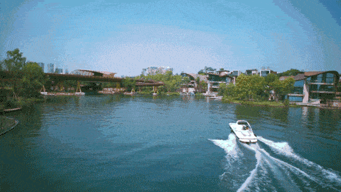 郎酒总部办公基地麓湖水城新晋4A级景区