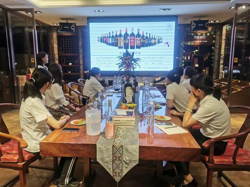 下半年动销持续发力，晟东酒行店员品鉴培训举行