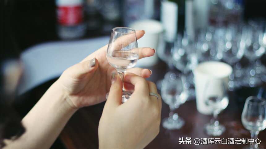 白酒知识丨“闻香识酒”原理是什么，为什么白酒空杯都能留香？